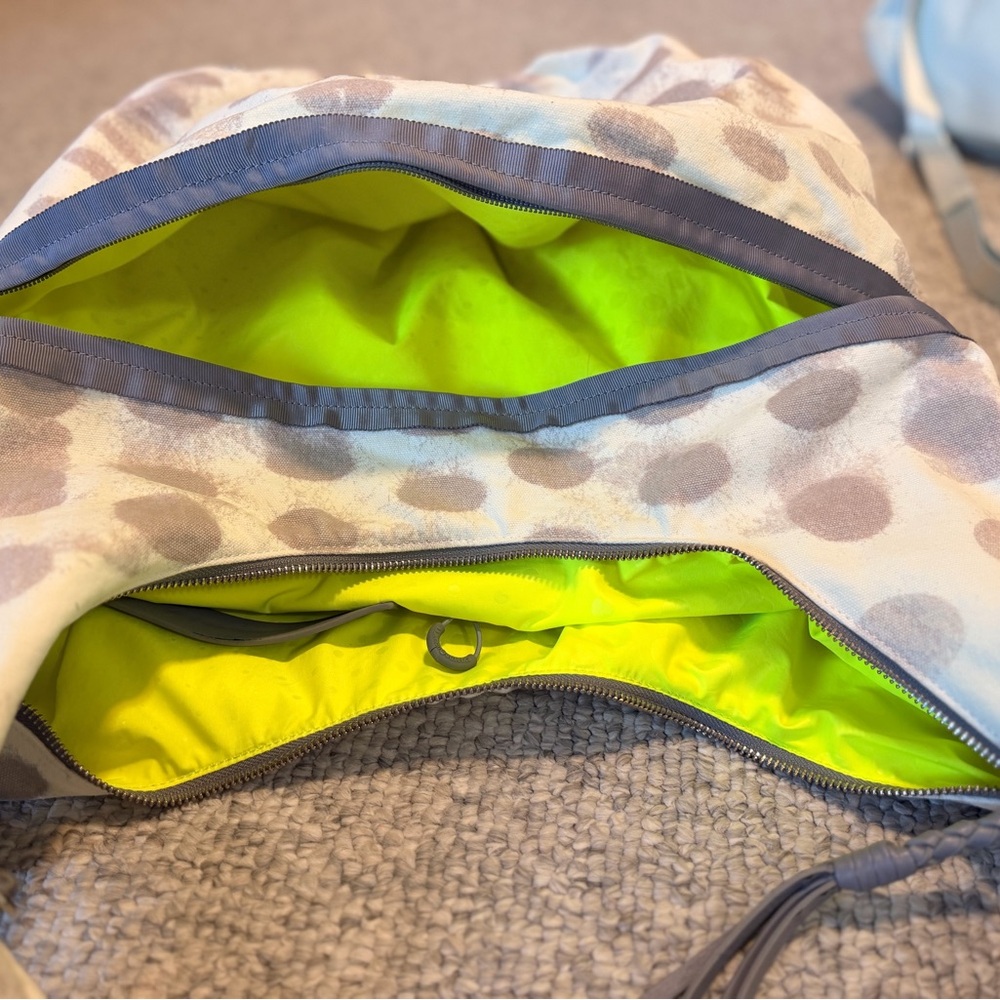 Lululemon Tote / Gym Bag White & Gray Polka Dot Shoulder Bag - 🤩 Excellent cond! - Picture 7 of 14